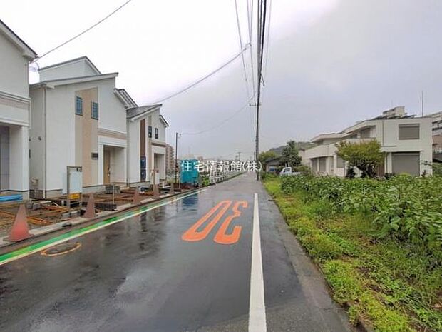前面道路を含めた現地写真です。