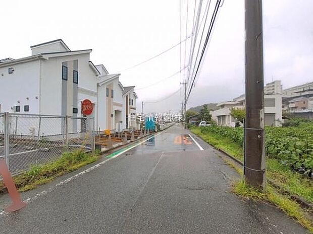 前面道路を含めた現地写真です。