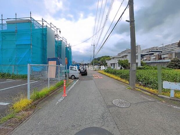前面道路を含めた現地写真です。