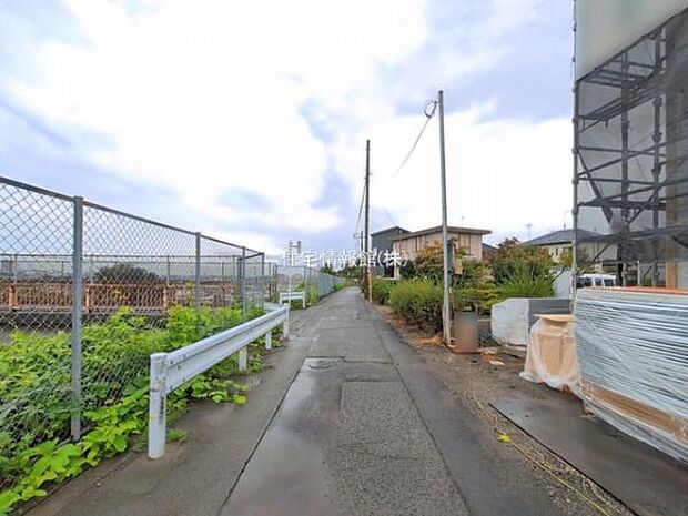 前面道路を含めた現地写真です。