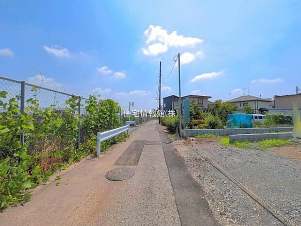 前面道路を含めた現地写真です。