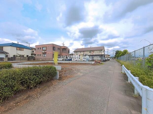 前面道路を含めた現地写真です。