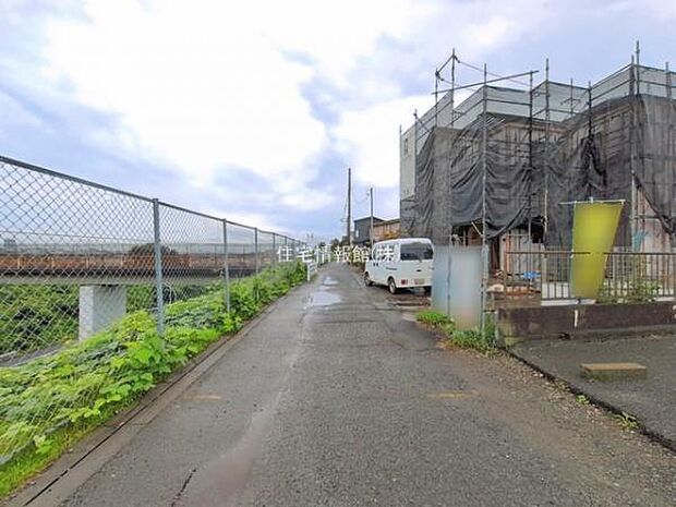 前面道路を含めた現地写真です。