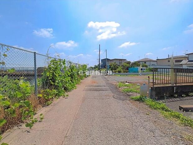 前面道路を含めた現地写真です。