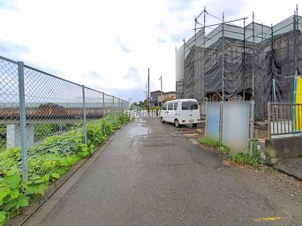 前面道路を含めた現地写真です。