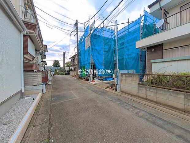 前面道路を含めた現地写真です。