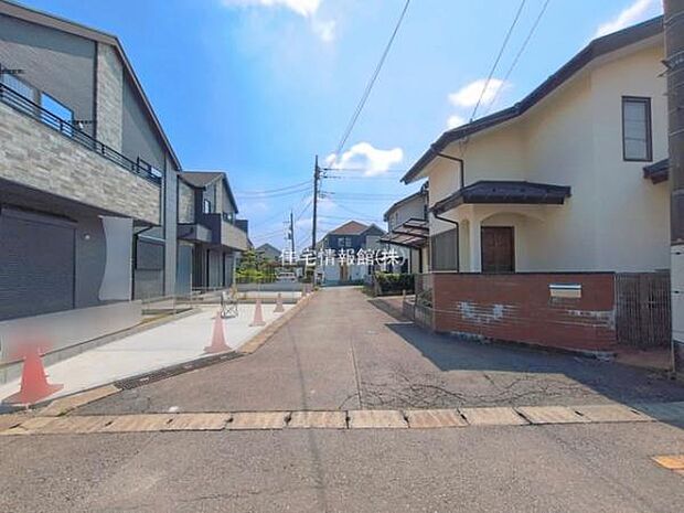 前面道路を含めた現地写真です。