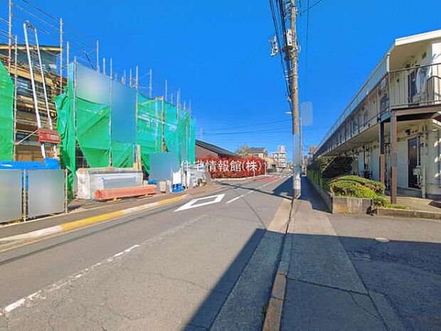 前面道路を含めた現地写真です。