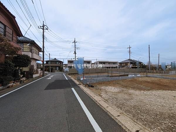 前面道路を含めた現地写真です。