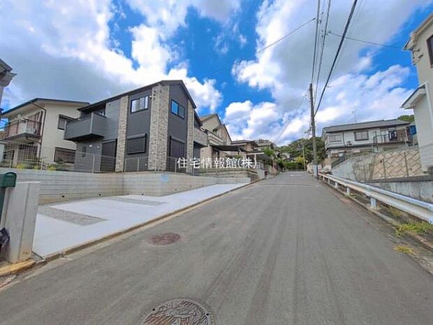 前面道路を含めた現地写真です。