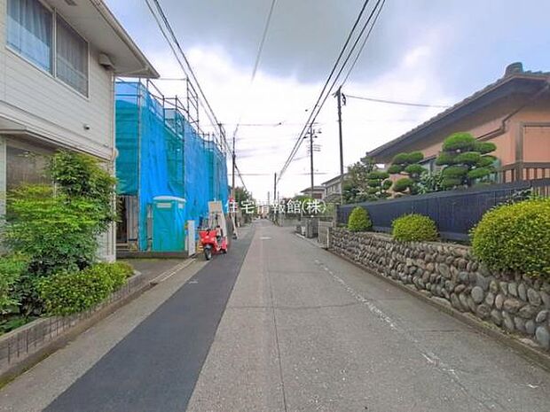 前面道路を含めた現地写真です。