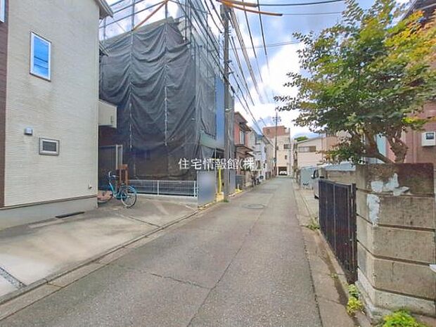 前面道路を含めた現地写真です。