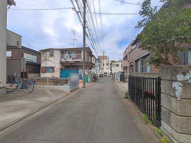 前面道路を含めた現地写真です。