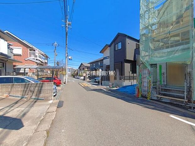 前面道路を含めた現地写真です。