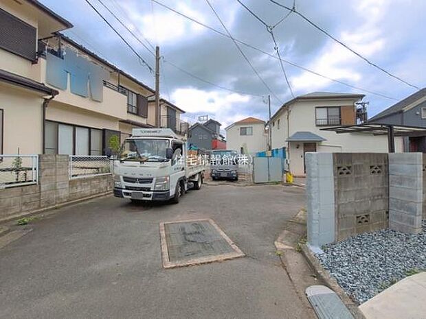 前面道路を含めた現地写真です。