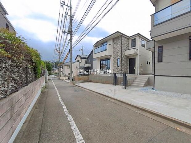 前面道路を含めた現地写真です。