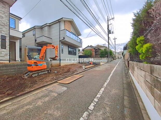 前面道路を含めた現地写真です。