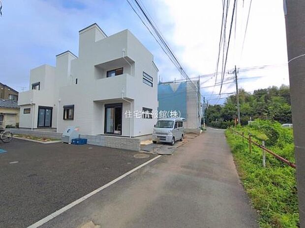 前面道路を含めた現地写真です。
