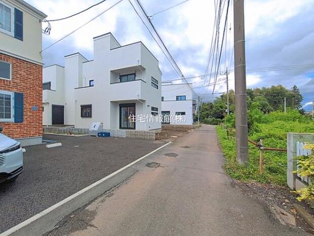 前面道路を含めた現地写真です。