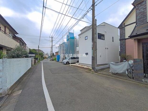 前面道路を含めた現地写真です。