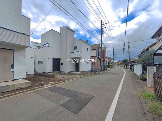 前面道路を含めた現地写真です。