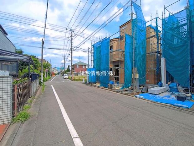 前面道路を含めた現地写真です。
