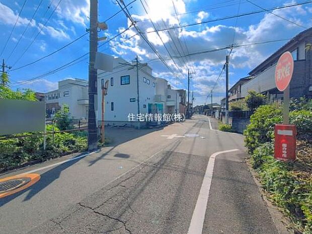 前面道路を含めた現地写真です。