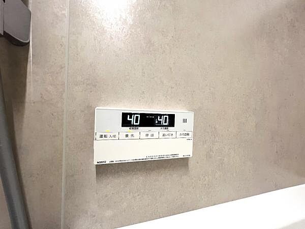 追い焚き機能付給湯パネル。