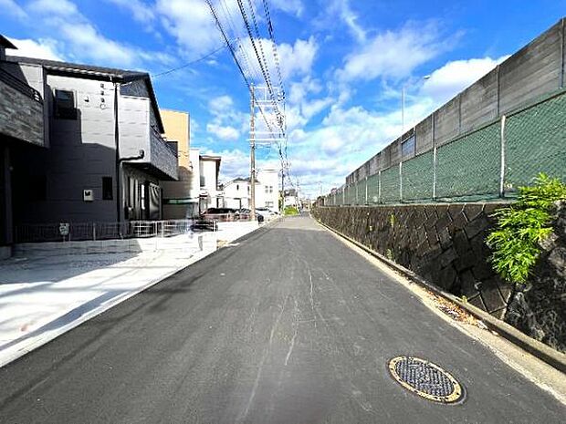 前面道路を含めた現地写真です。