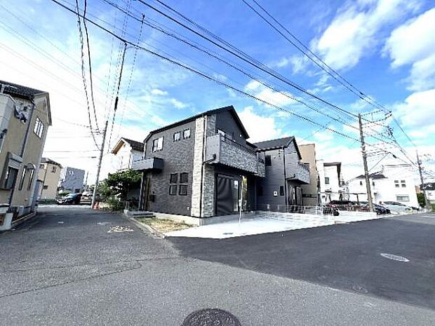 2つの道路どちらも広いので、駐車もしやすいです。
