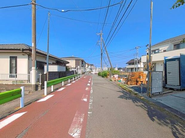 前面道路を含めた現地写真です。