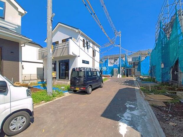 前面道路を含めた現地写真です。