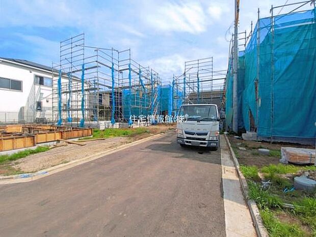 前面道路を含めた現地写真です。