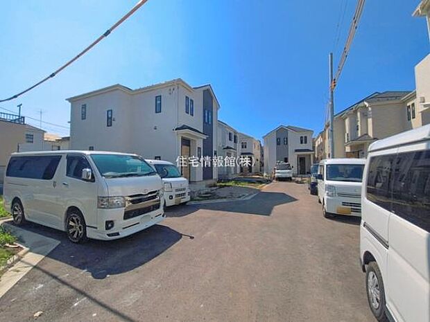 前面道路を含めた現地写真です。