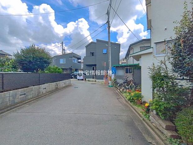 前面道路を含めた現地写真です。