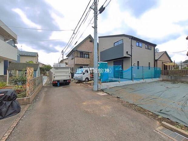 前面道路を含めた現地写真です。