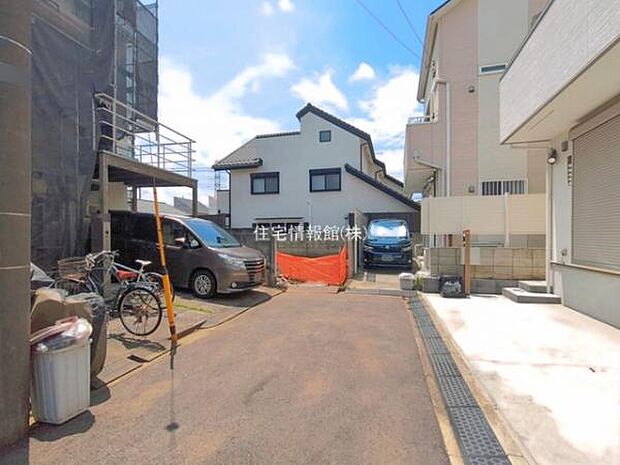前面道路を含めた現地写真です。