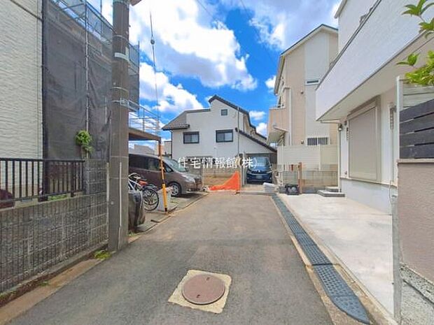 前面道路を含めた現地写真です。