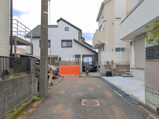 前面道路を含めた現地写真です。