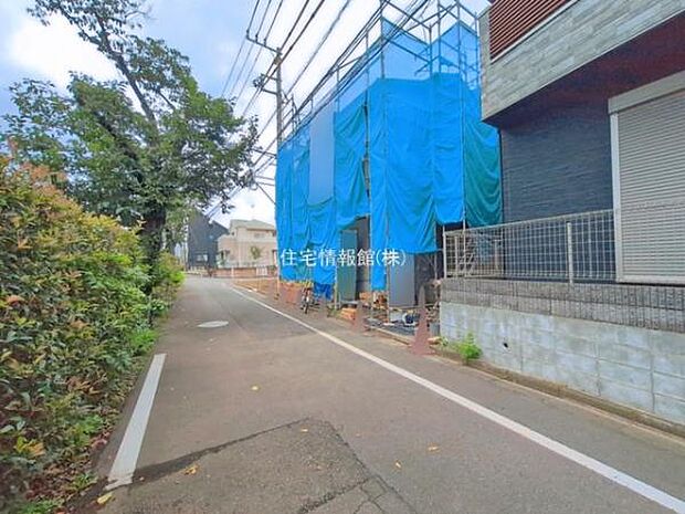 前面道路を含めた現地写真です。