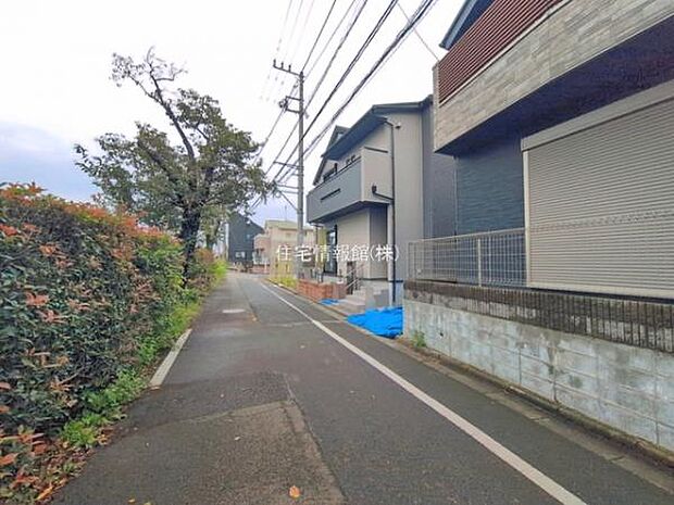 前面道路を含めた現地写真です。