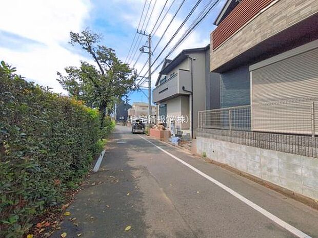 前面道路を含めた現地写真です。
