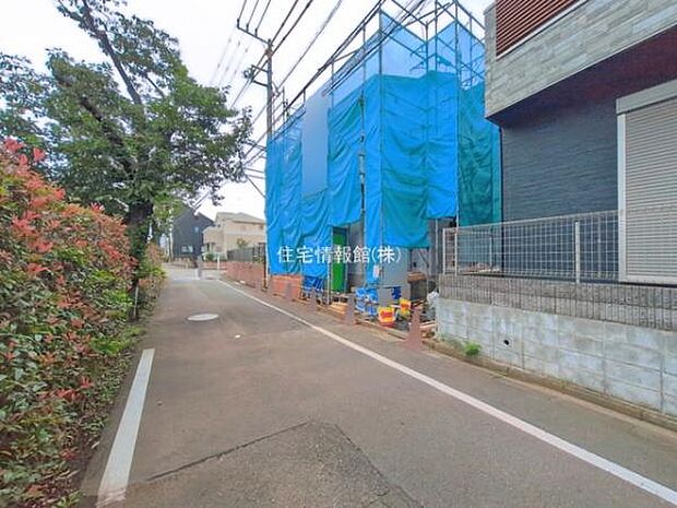 前面道路を含めた現地写真です。