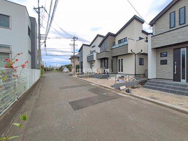 前面道路を含めた現地写真です。