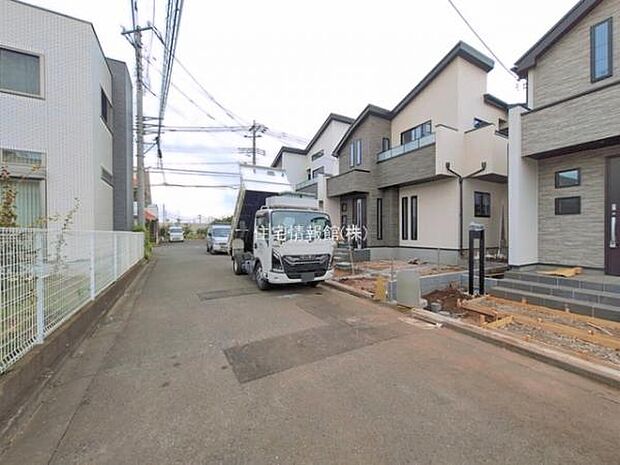前面道路を含めた現地写真です。