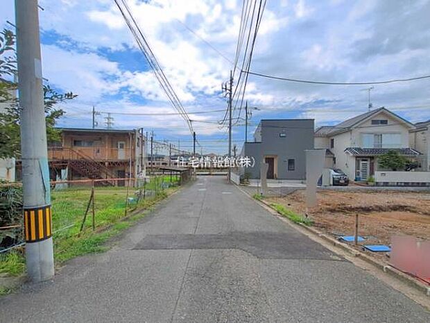 前面道路を含めた現地写真です。