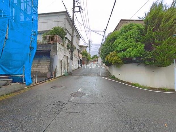 前面道路を含めた現地写真です。
