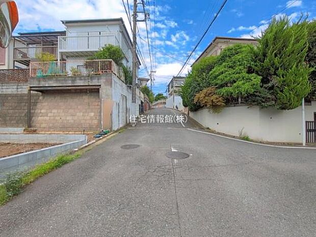前面道路を含めた現地写真です。