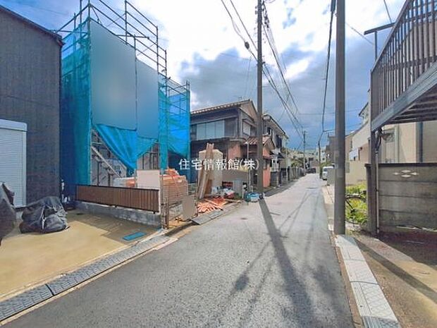 前面道路を含めた現地写真です。