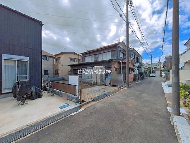 前面道路を含めた現地写真です。